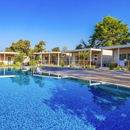 Mobile Home Mediteran Superior By The Pool In Caravan Park Strasko, Новаля Екстериор снимка
