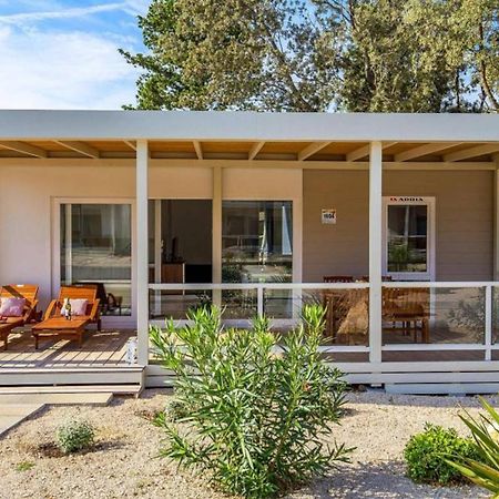 Mobile Home Mediteran Superior By The Pool In Caravan Park Strasko, Новаля Екстериор снимка