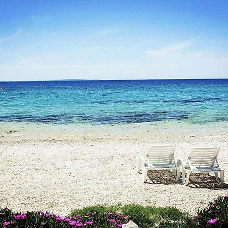 Mobile Home Mediteran Superior By The Pool In Caravan Park Strasko, Новаля Екстериор снимка