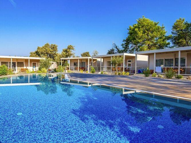 Mobile Home Mediteran Superior By The Pool In Caravan Park Strasko, Новаля Екстериор снимка