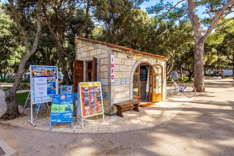 Mobile Home Mediteran Superior By The Pool In Caravan Park Strasko, Новаля Екстериор снимка