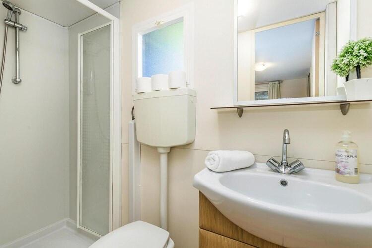 Mobile Home Mediteran Superior By The Pool In Caravan Park Strasko, Новаля Екстериор снимка