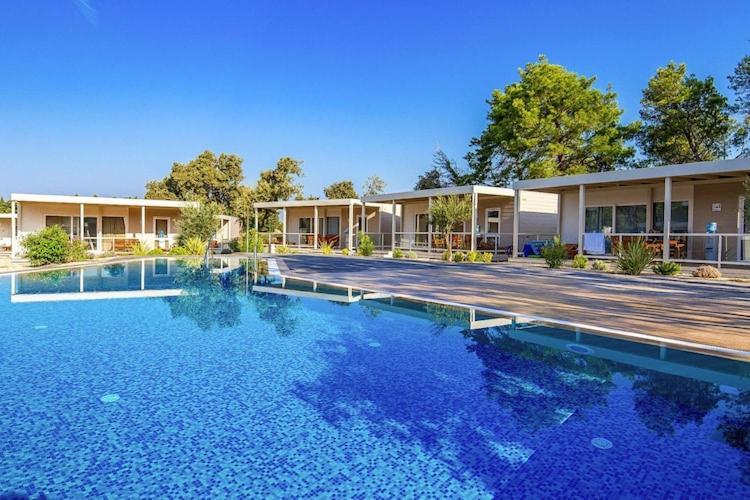 Mobile Home Mediteran Superior By The Pool In Caravan Park Strasko, Новаля Екстериор снимка