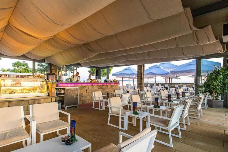 Mobile Home Mediteran Superior By The Pool In Caravan Park Strasko, Новаля Екстериор снимка