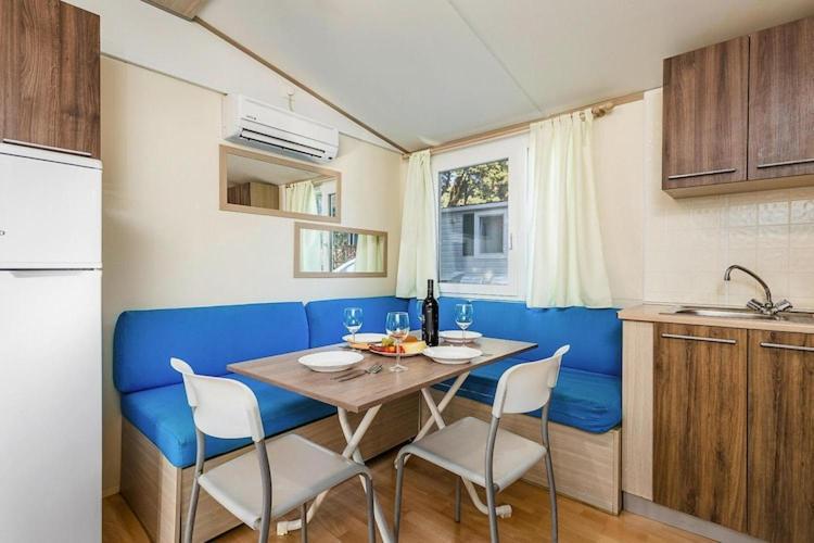 Mobile Home Mediteran Superior By The Pool In Caravan Park Strasko, Новаля Екстериор снимка