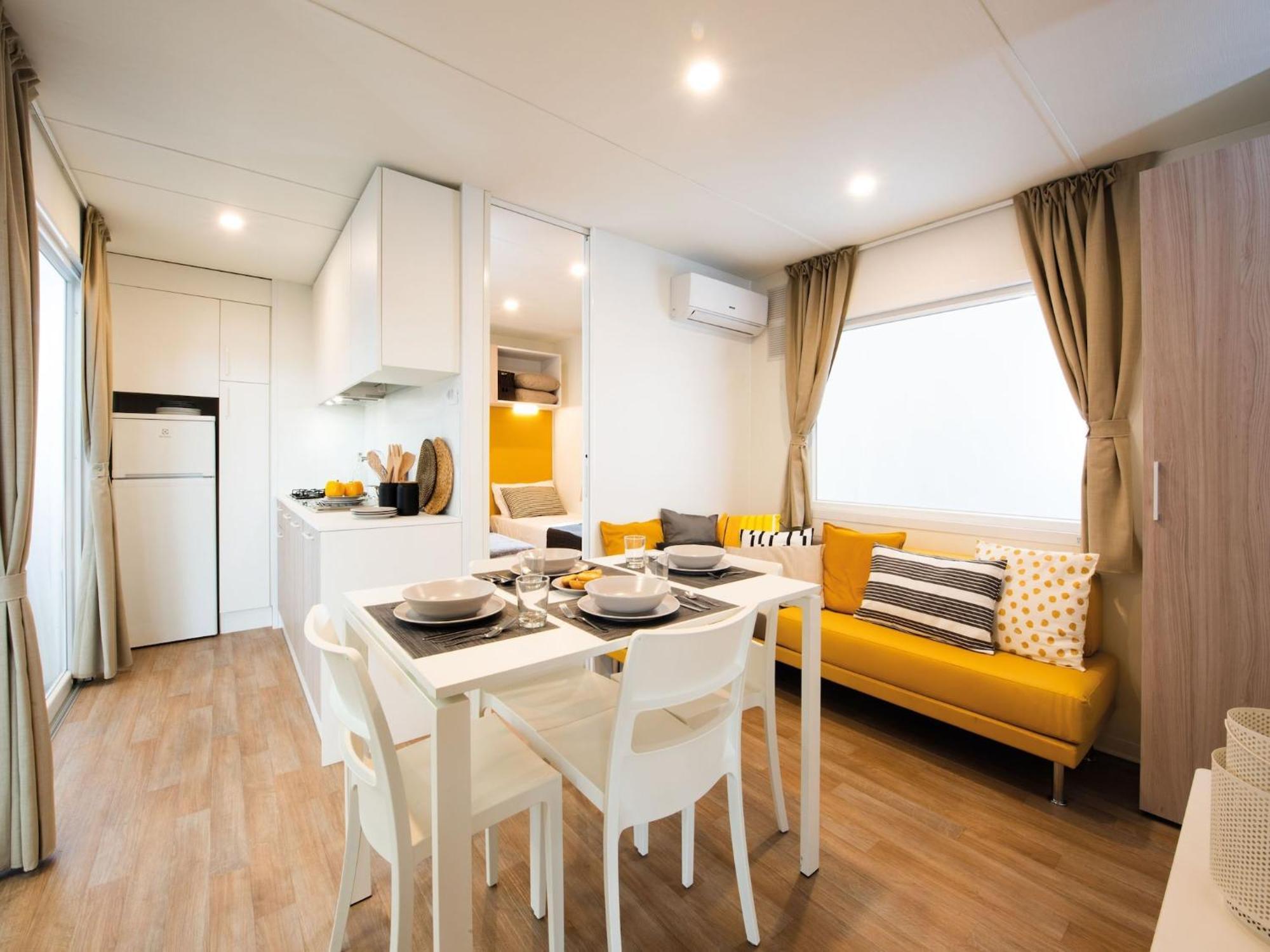 Mobile Home Mediteran Superior By The Pool In Caravan Park Strasko, Новаля Екстериор снимка