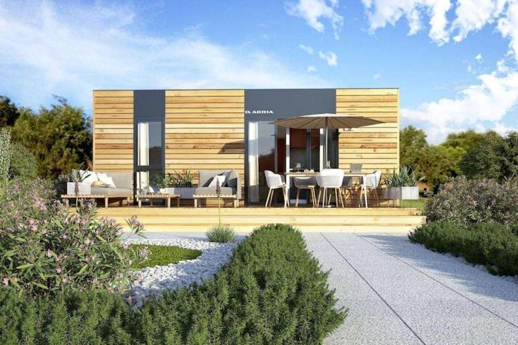 Mobile Home Mediteran Superior By The Pool In Caravan Park Strasko, Новаля Екстериор снимка