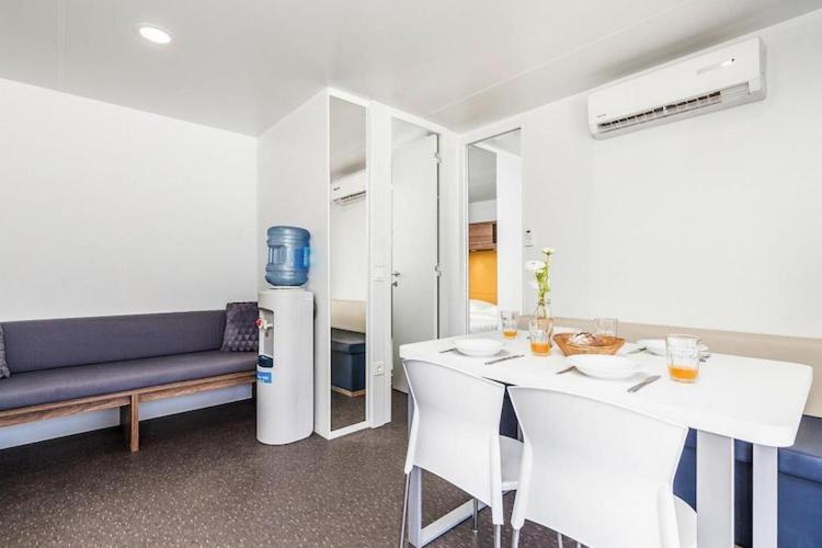 Mobile Home Mediteran Superior By The Pool In Caravan Park Strasko, Новаля Екстериор снимка