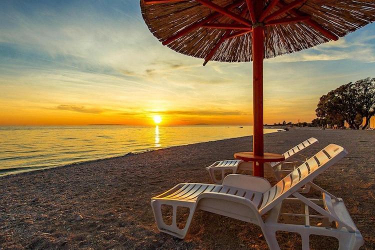 Mobile Home Mediteran Superior By The Pool In Caravan Park Strasko, Новаля Екстериор снимка