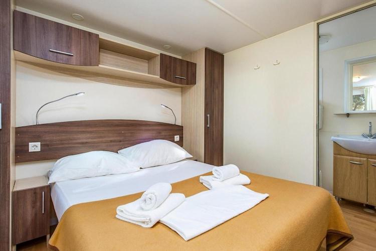 Mobile Home Mediteran Superior By The Pool In Caravan Park Strasko, Новаля Екстериор снимка
