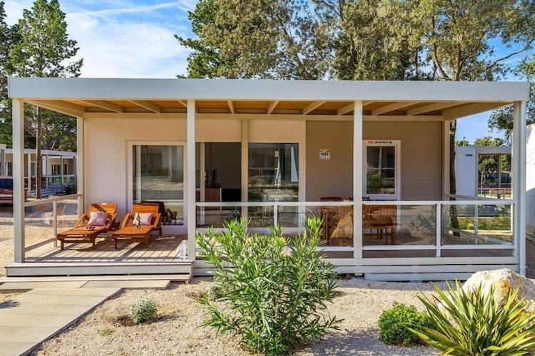 Mobile Home Mediteran Superior By The Pool In Caravan Park Strasko, Новаля Екстериор снимка
