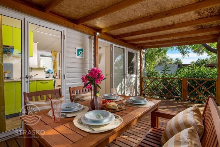 Mobile Home Mediteran Superior By The Pool In Caravan Park Strasko, Новаля Екстериор снимка