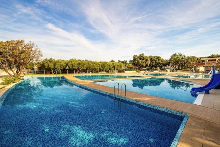 Mobile Home Mediteran Superior By The Pool In Caravan Park Strasko, Новаля Екстериор снимка