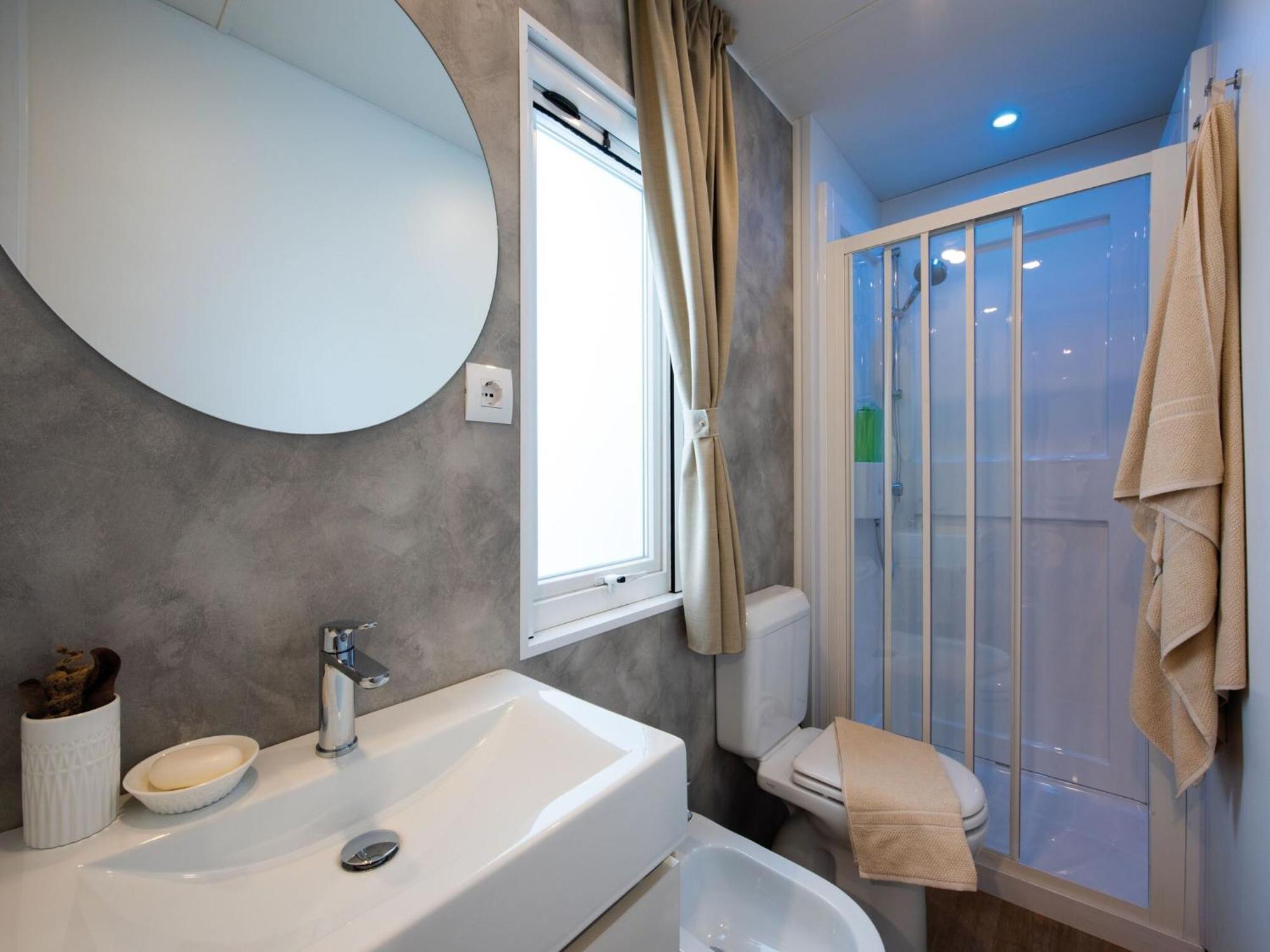 Mobile Home Mediteran Superior By The Pool In Caravan Park Strasko, Новаля Екстериор снимка