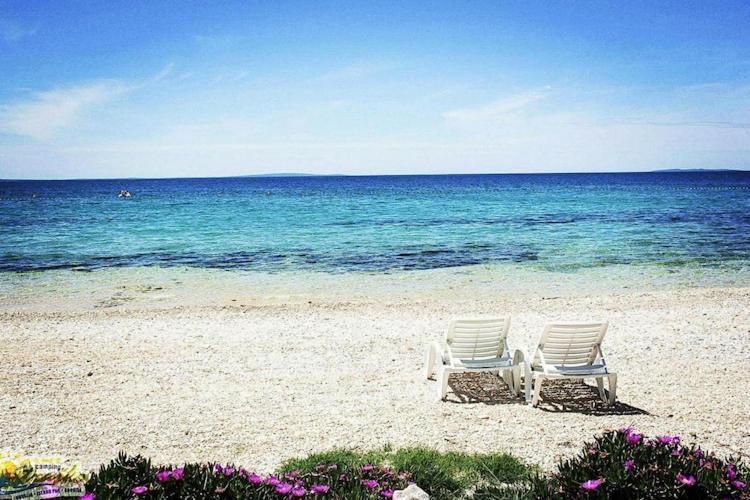 Mobile Home Mediteran Superior By The Pool In Caravan Park Strasko, Новаля Екстериор снимка