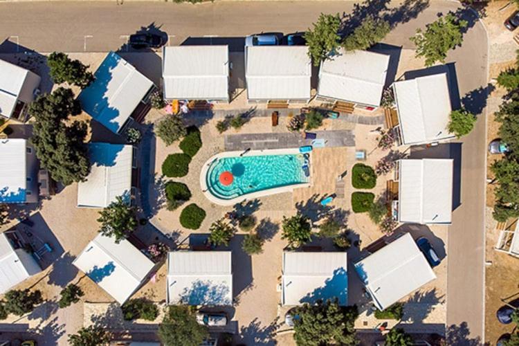 Mobile Home Mediteran Superior By The Pool In Caravan Park Strasko, Новаля Екстериор снимка