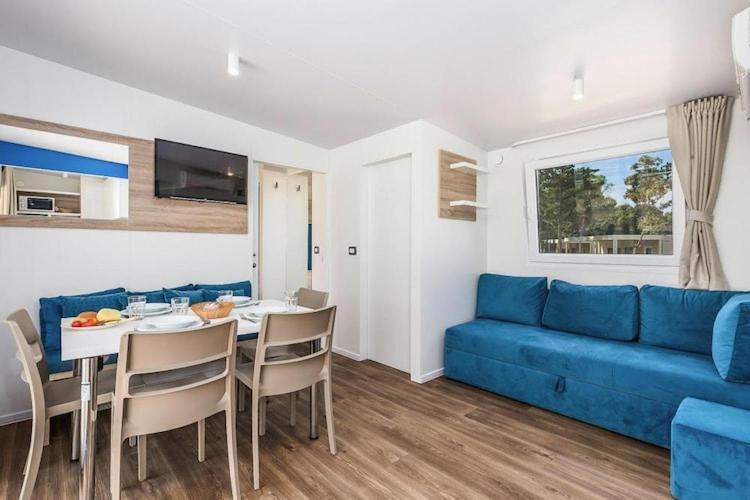 Mobile Home Mediteran Superior By The Pool In Caravan Park Strasko, Новаля Екстериор снимка