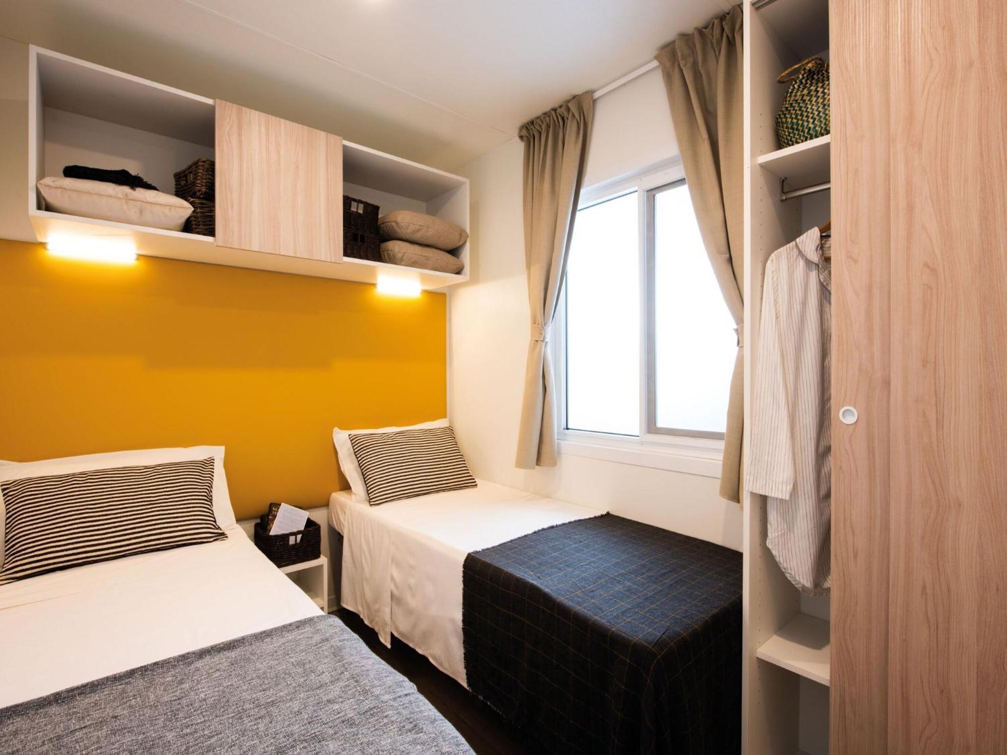 Mobile Home Mediteran Superior By The Pool In Caravan Park Strasko, Новаля Екстериор снимка