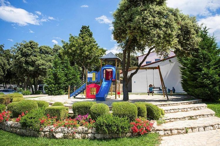 Mobile Home Mediteran Superior By The Pool In Caravan Park Strasko, Новаля Екстериор снимка