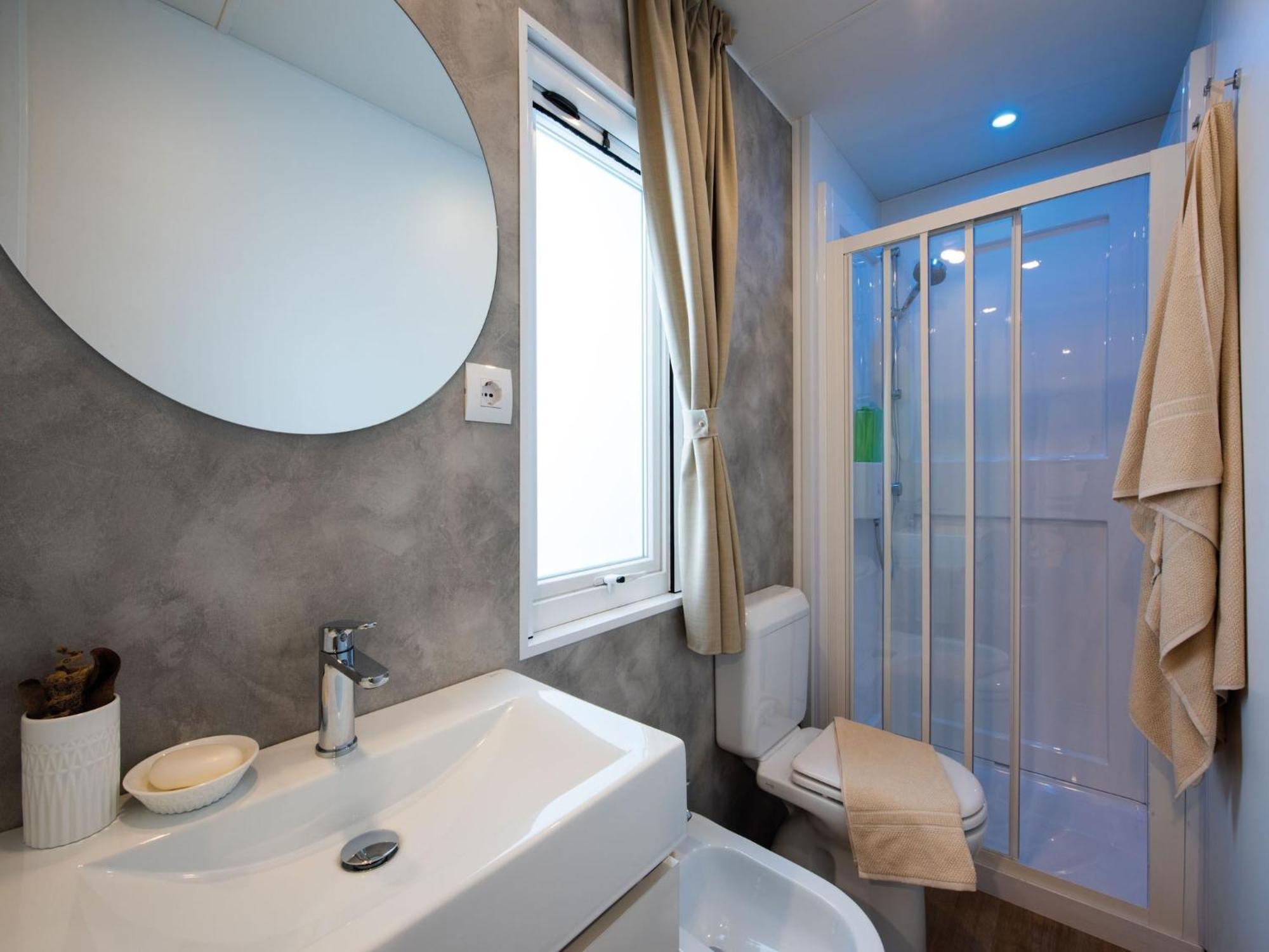 Mobile Home Mediteran Superior By The Pool In Caravan Park Strasko, Новаля Екстериор снимка