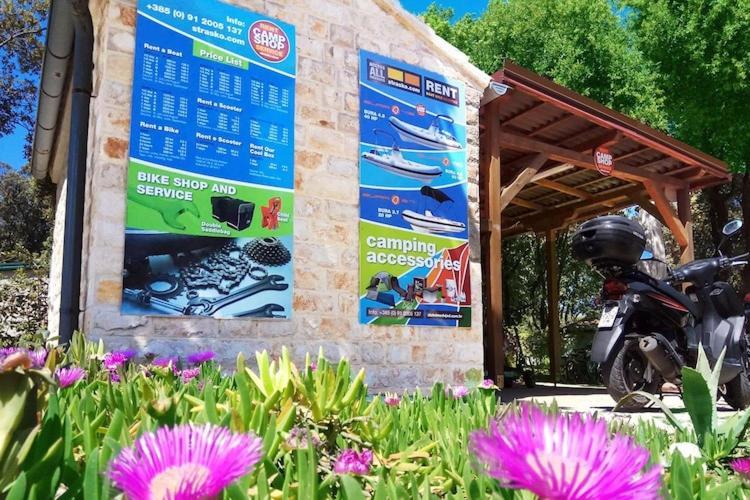 Mobile Home Mediteran Superior By The Pool In Caravan Park Strasko, Новаля Екстериор снимка