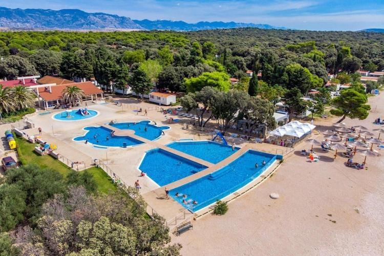 Mobile Home Mediteran Superior By The Pool In Caravan Park Strasko, Новаля Екстериор снимка