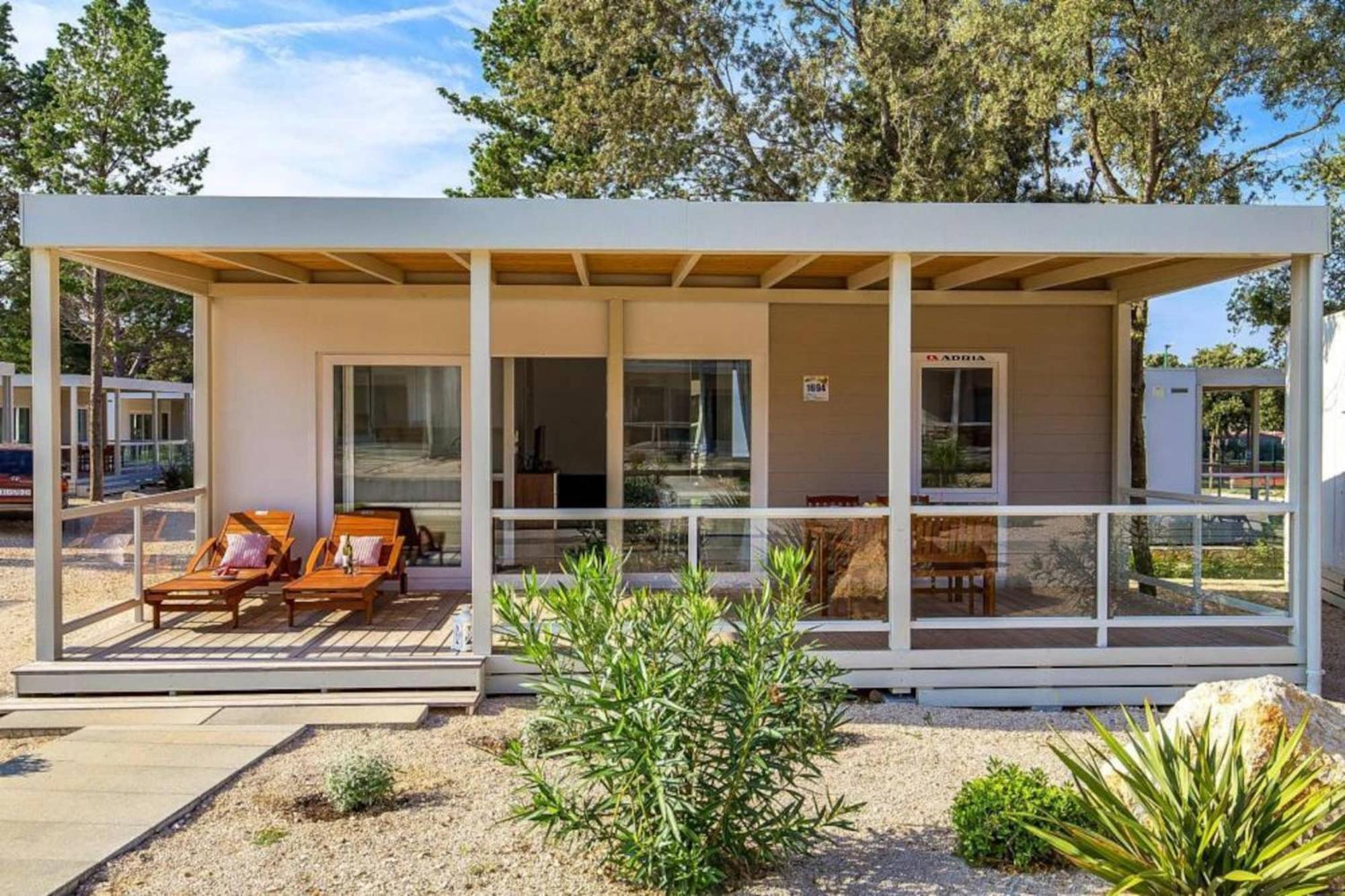 Mobile Home Mediteran Superior By The Pool In Caravan Park Strasko, Новаля Екстериор снимка