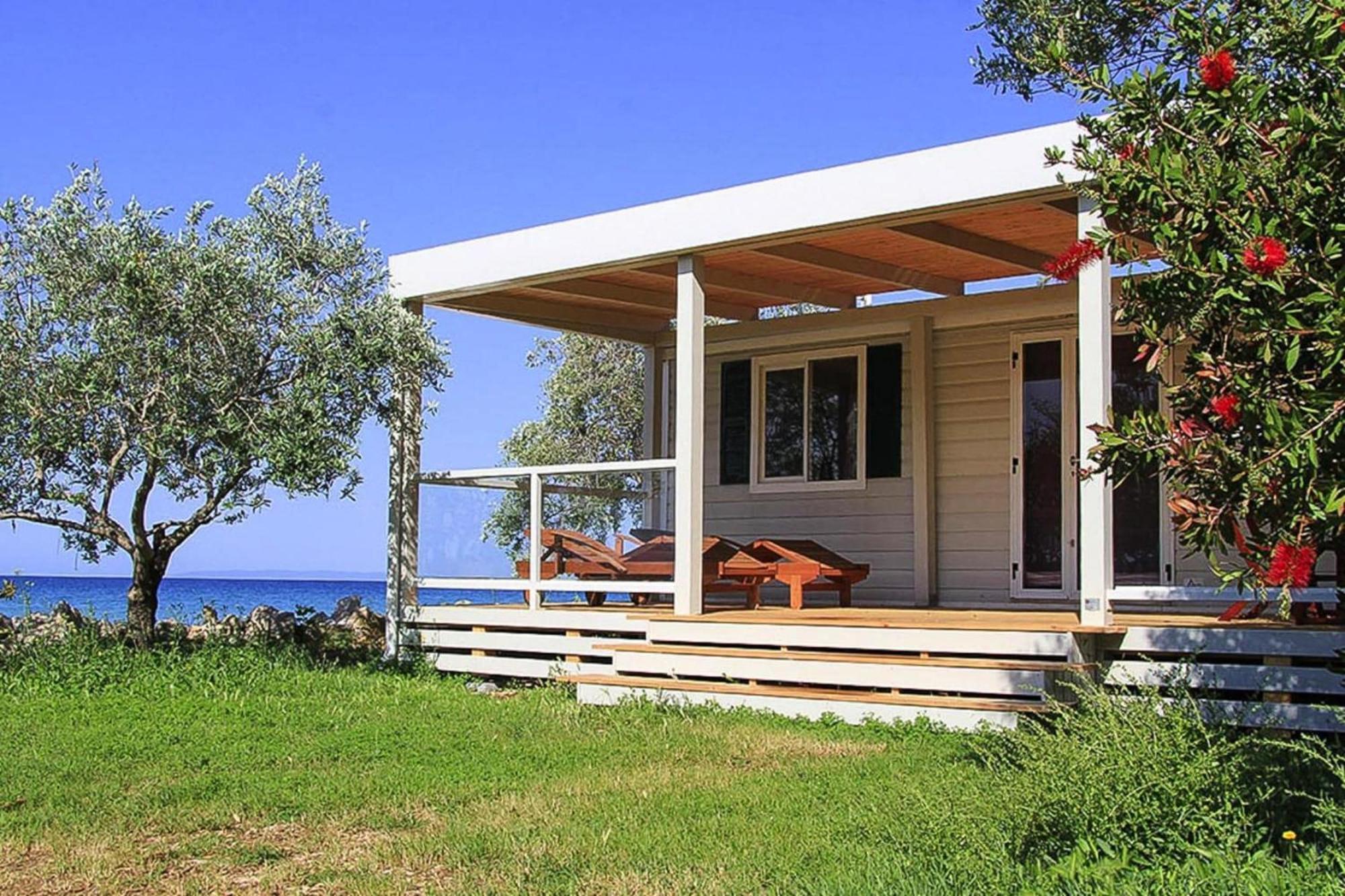 Mobile Home Mediteran Superior By The Pool In Caravan Park Strasko, Новаля Екстериор снимка