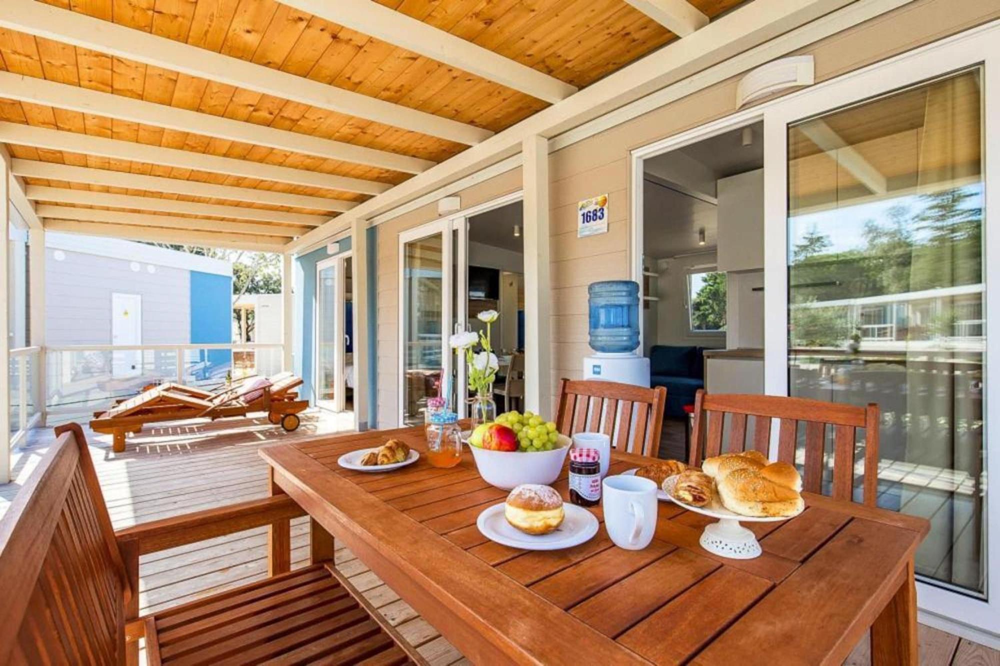 Mobile Home Mediteran Superior By The Pool In Caravan Park Strasko, Новаля Екстериор снимка
